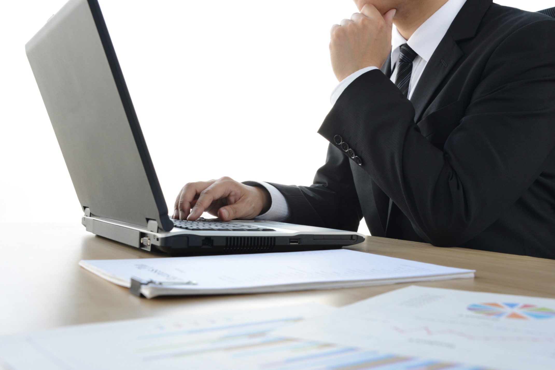 会社でシステムを検討する人のイメージ