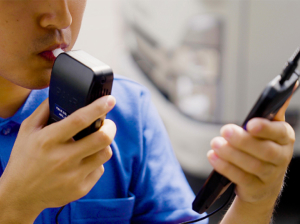 アルコール測定器を使用している様子