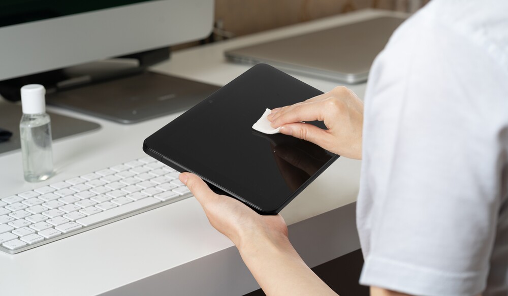 アルコール除菌シートなどによるタブレットの拭き取り