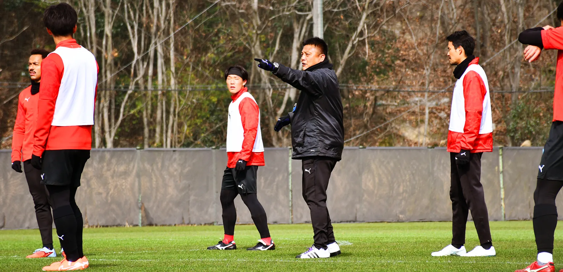 選手を指導する曺貴裁監督の写真