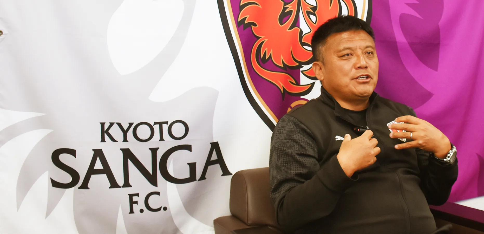 インタビューを受ける曺貴裁監督の写真