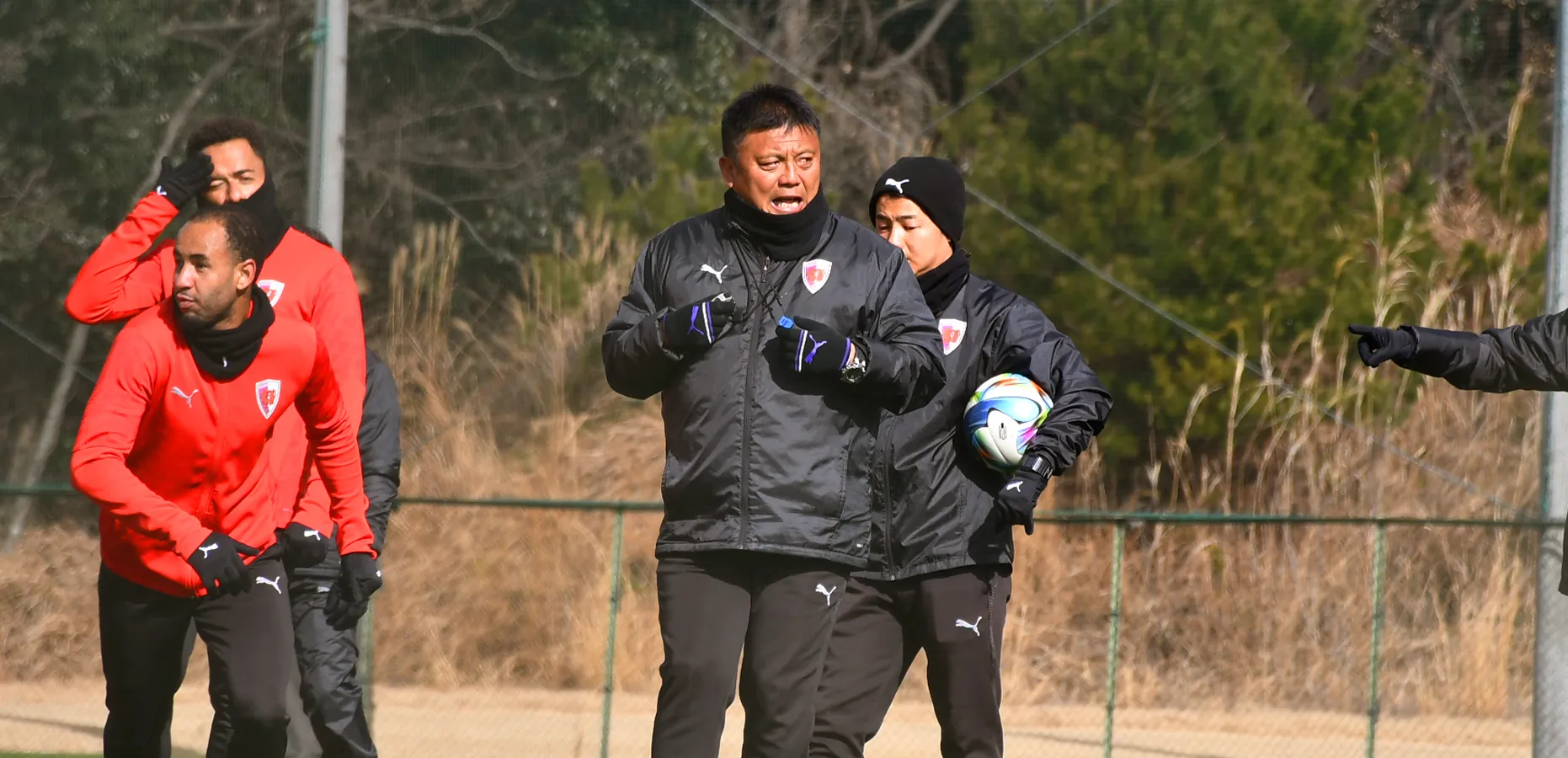 選手を指導する曺貴裁監督の写真