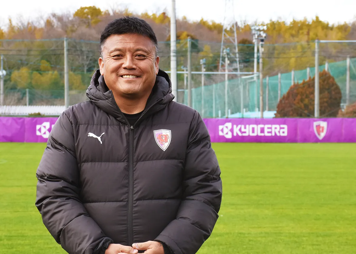 コートに立つ曺貴裁監督の写真