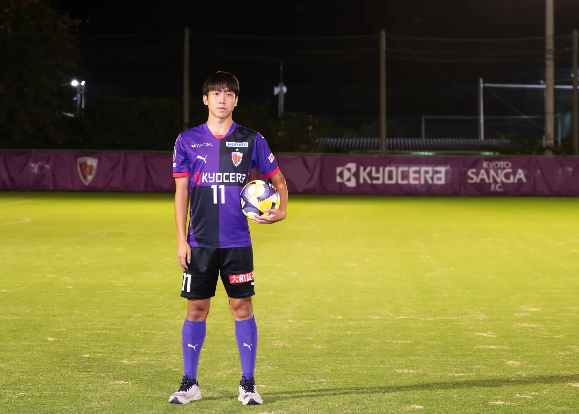 コートに立つ酒井滉生選手の写真