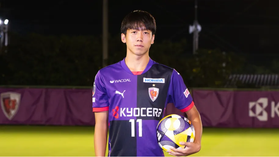 コートに立つ酒井滉生選手の写真