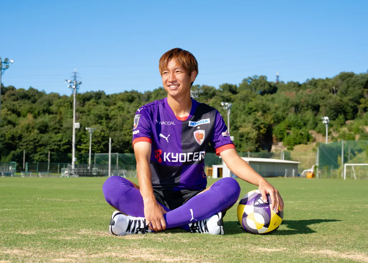 コートに座る奥川雅也選手の写真