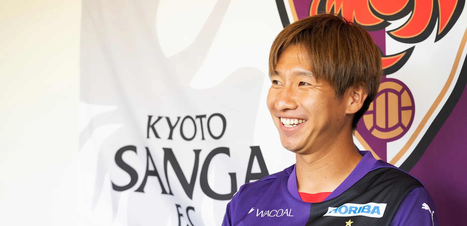 インタビューを受ける奥川雅也選手の写真