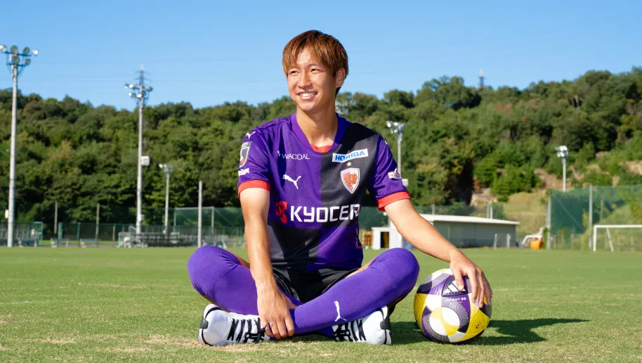 コートに座る奥川雅也選手の写真