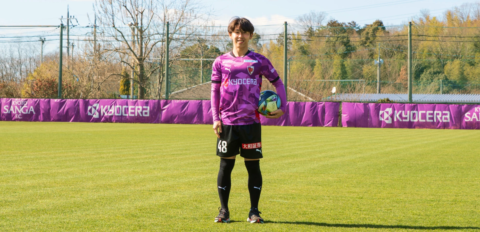 グラウンドに立つ中野瑠馬選手の写真