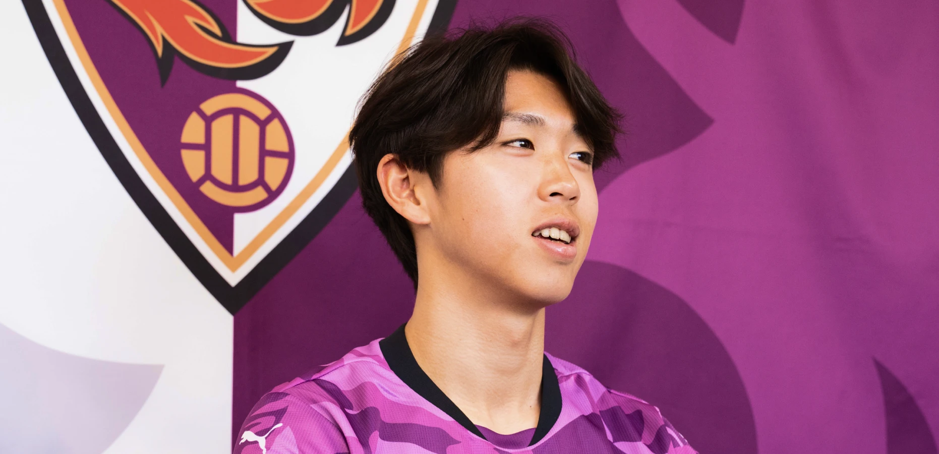 インタビューを受ける中野瑠馬選手の写真