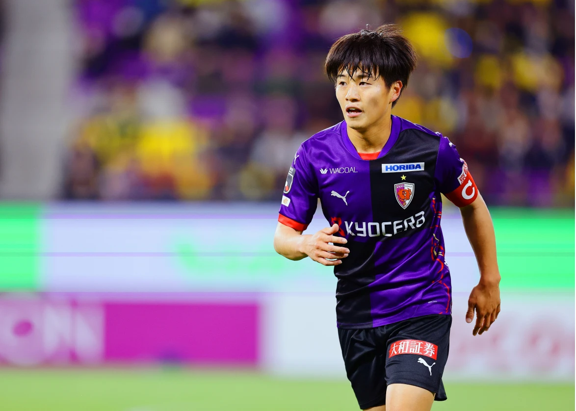 コートに立つ川﨑颯太選手の写真