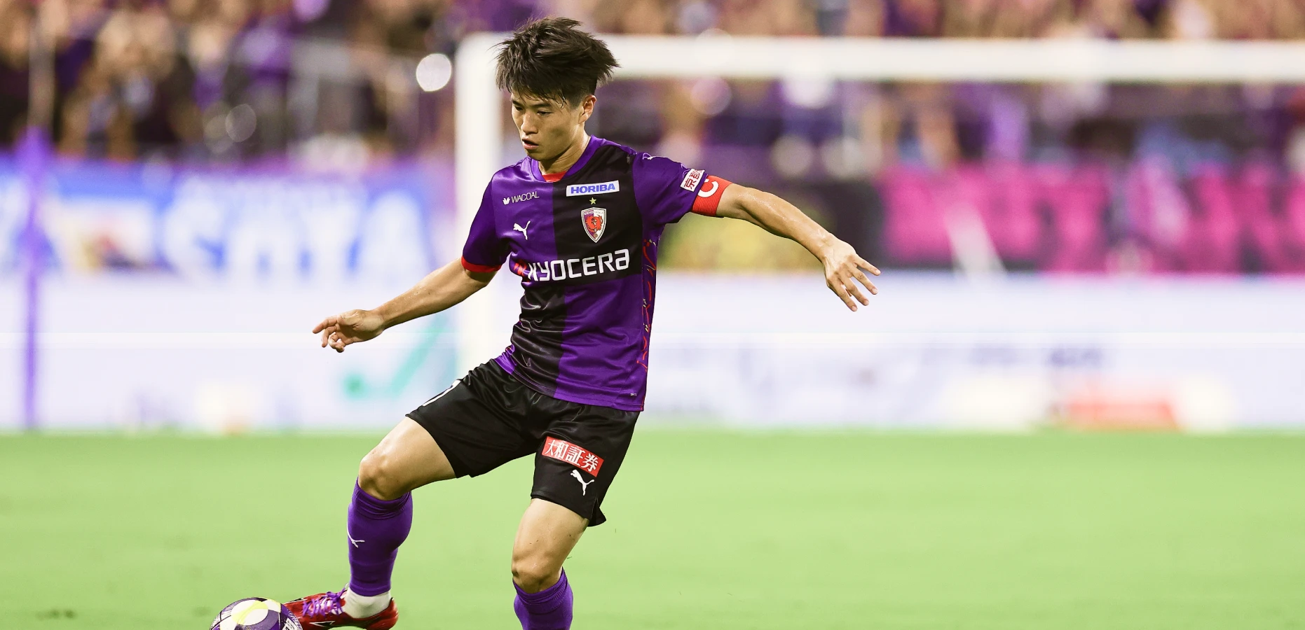 京都サンガF.C.でキャプテンマークをつけてプレーする川﨑選手