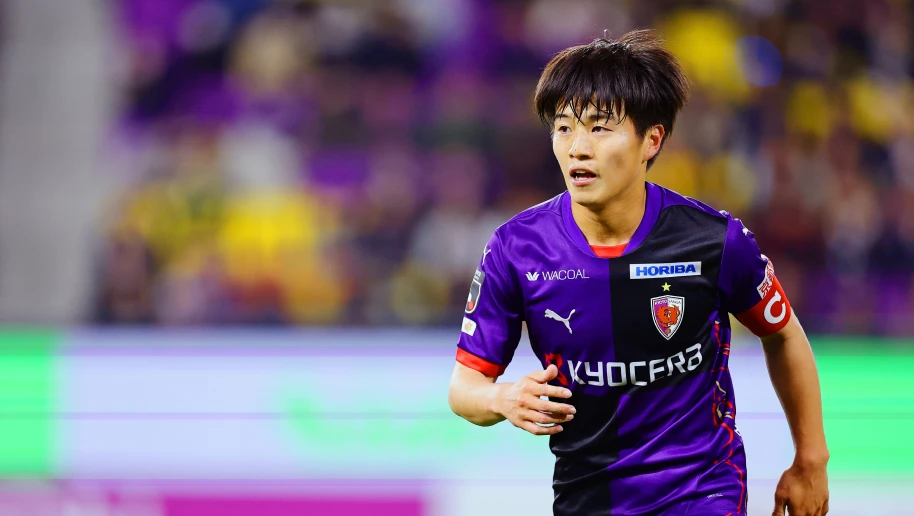 コートに立つ川﨑颯太選手の写真