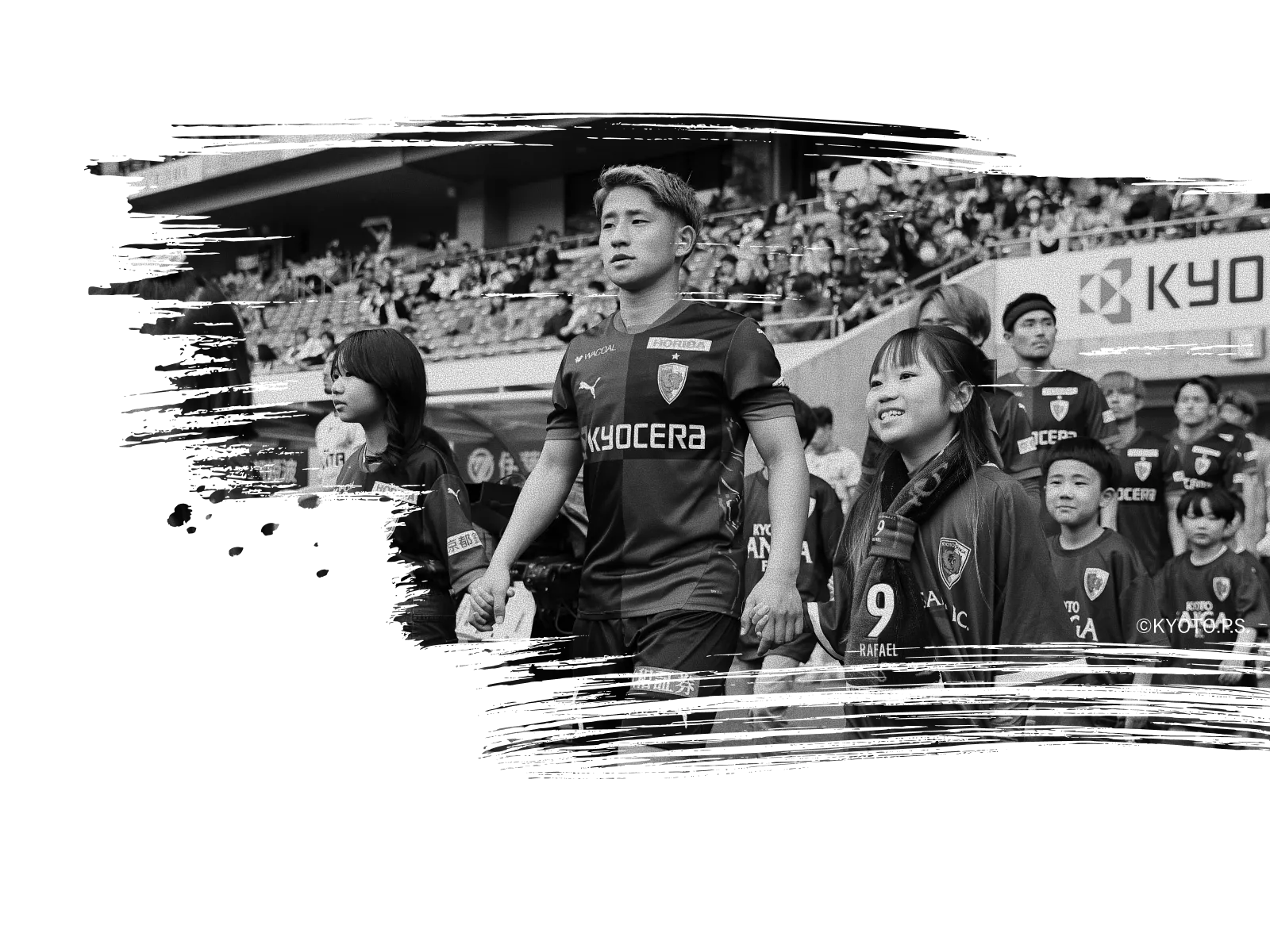 エスコートキッズとスタジアムに入場する選手の写真