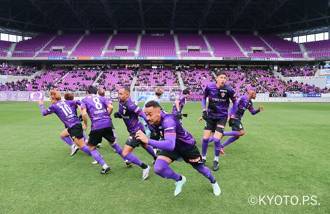 円陣が解かれポジションにつく京都サンガF.C.の選手の写真