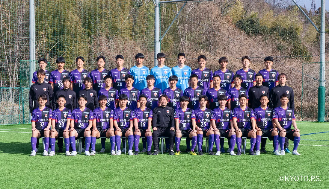 練習場で撮るアカデミーの選手の集合写真