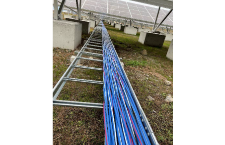 太陽光発電設備に敷設されたアルミケーブル