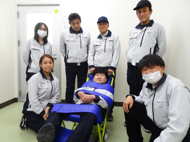 キャリダンを使った避難体験をする社員たち