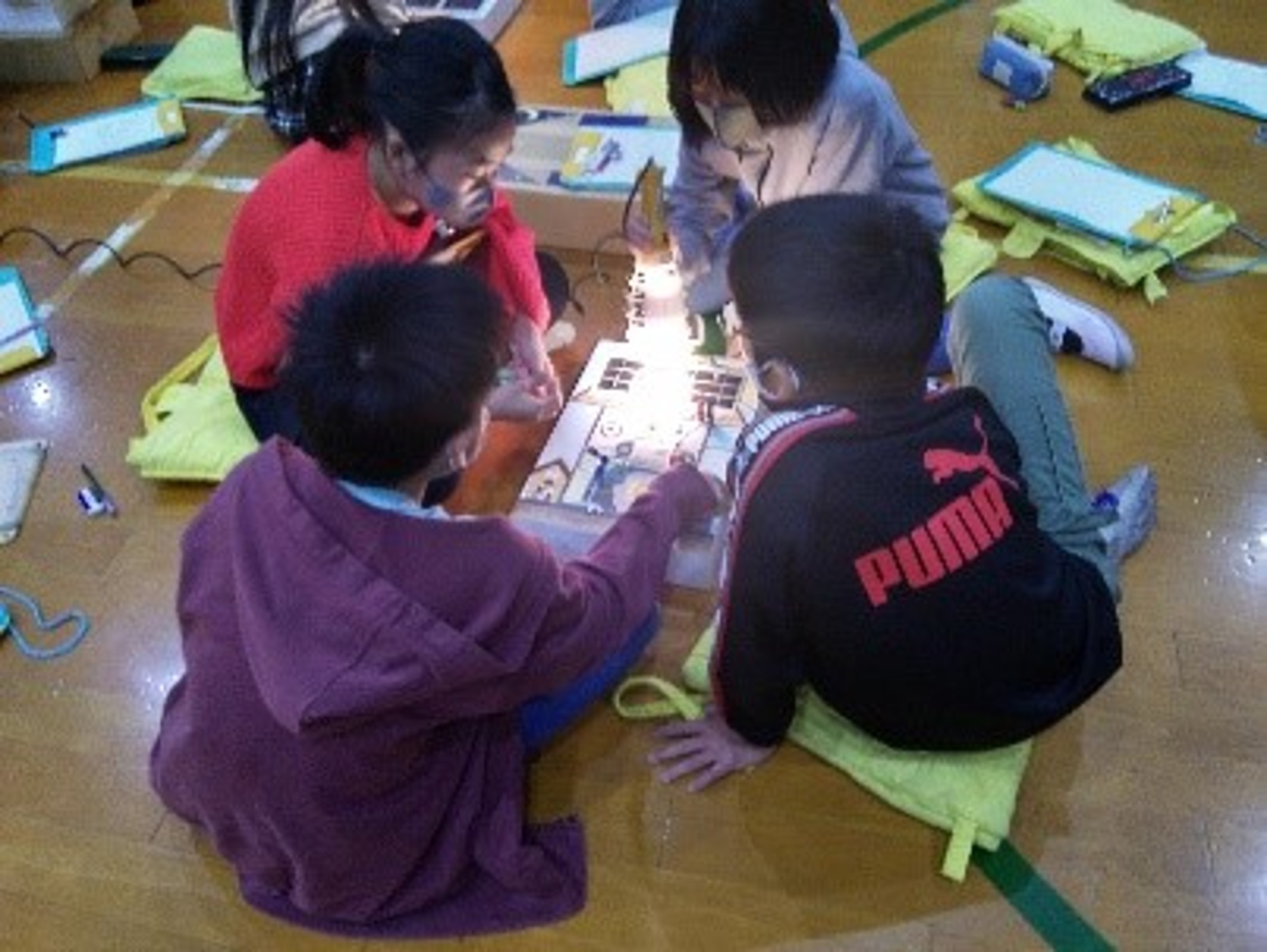 画像：太陽電池や蓄電池の仕組みを学ぶ授業（日本）