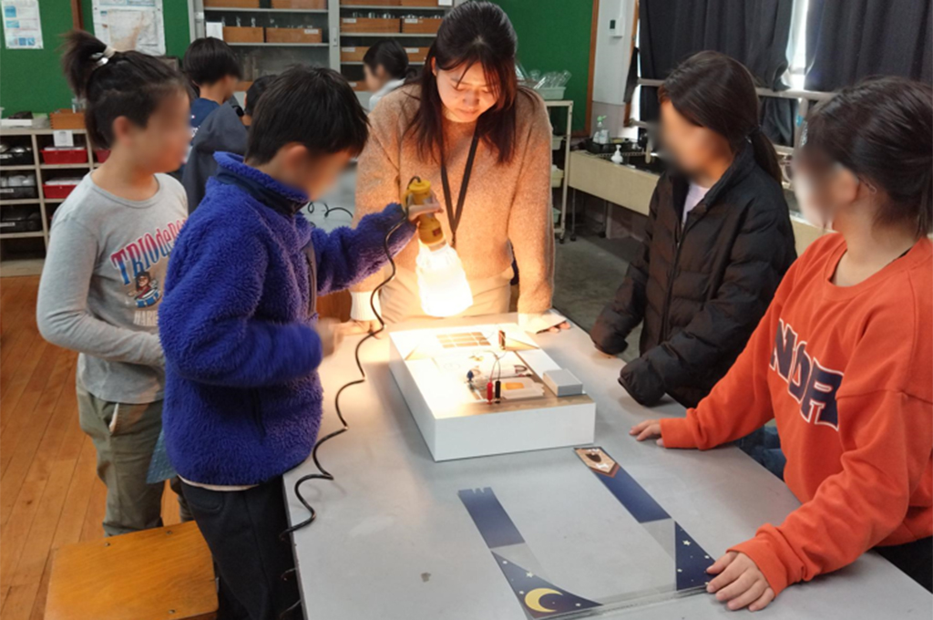 画像:太陽電池や蓄電池の仕組みを学ぶ授業(日本)