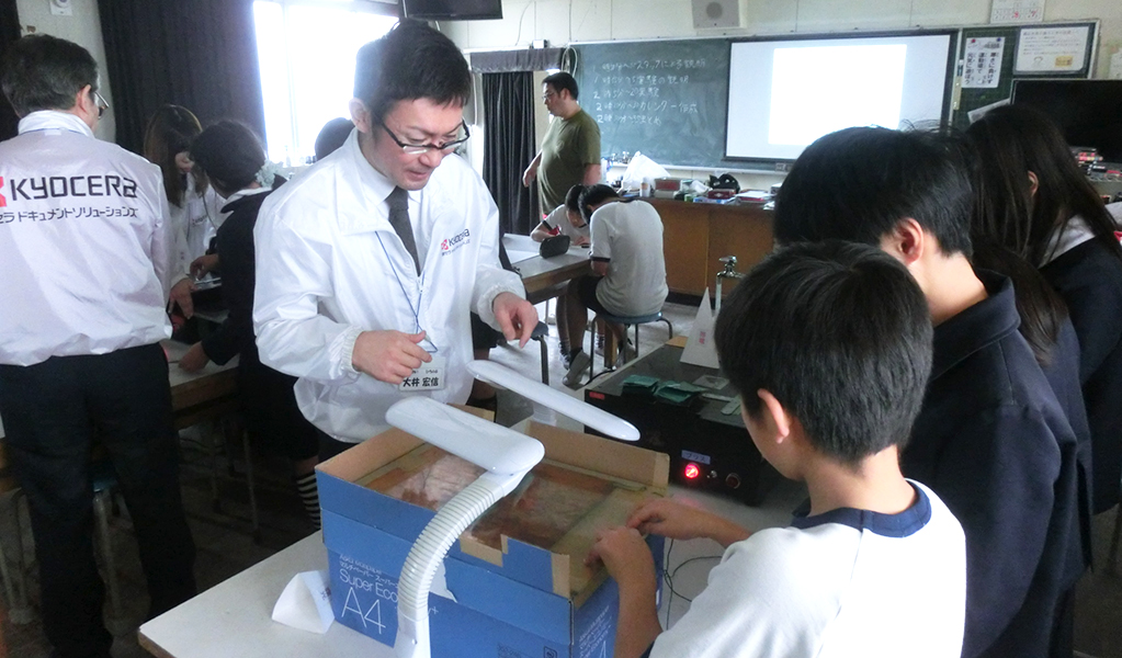画像:コピーのしくみを実験で学ぶ子どもたち