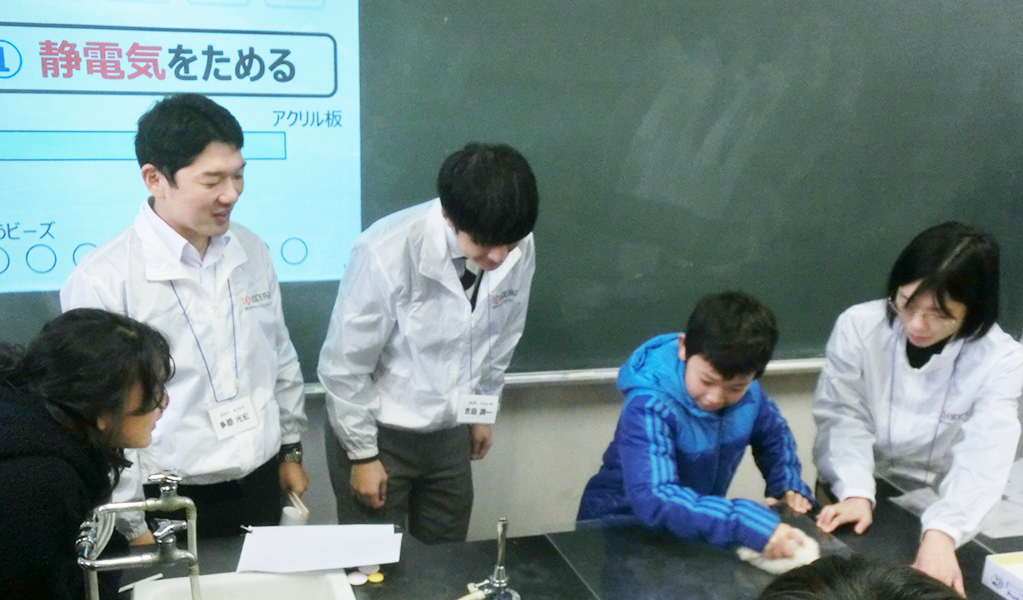画像:コピー機のしくみなどを学ぶ授業風景