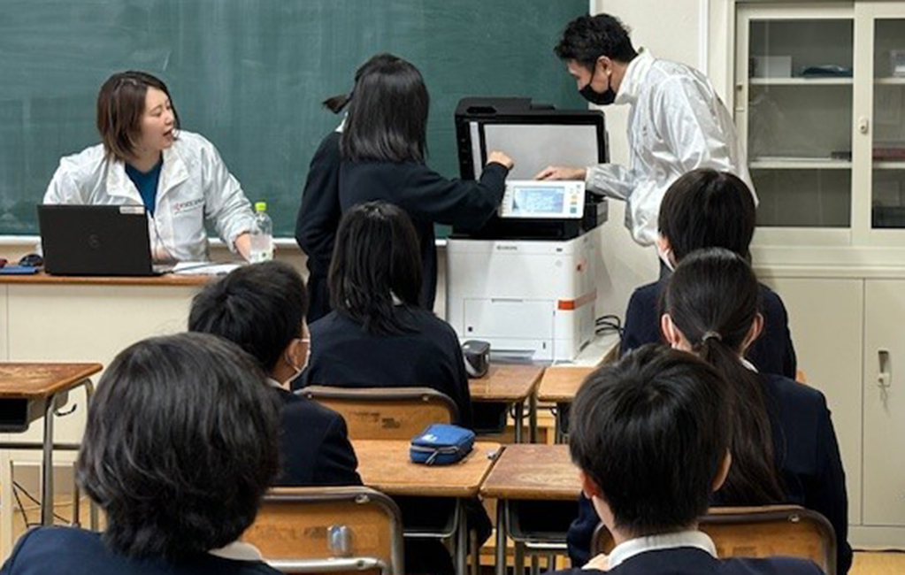 画像:コピー機のしくみなどを学ぶ授業風景