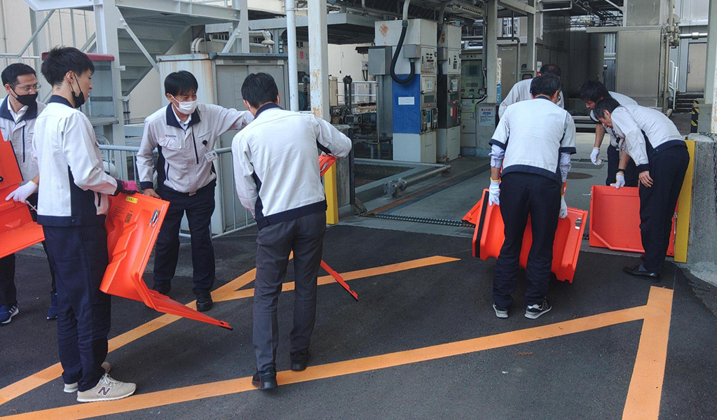 画像:洪水対策(止水板設置訓練の実施)(野洲工場))(1)