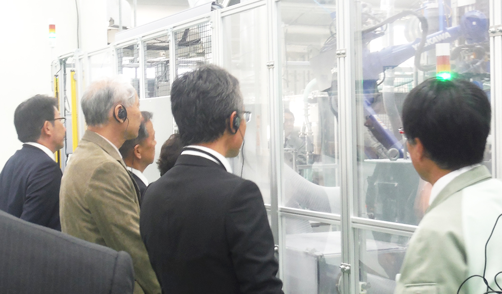 画像:工場内での説明(滋賀蒲生工場、滋賀八日市工場)
