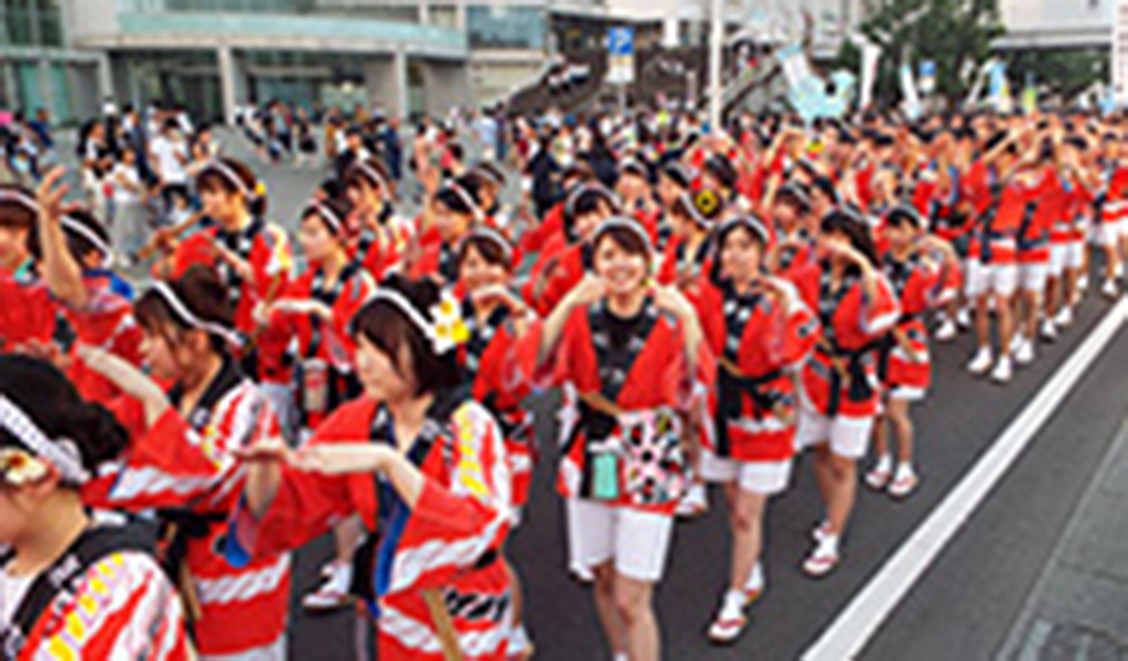 画像:霧島国分夏まつりに参加する社員たち(鹿児島県霧島市)