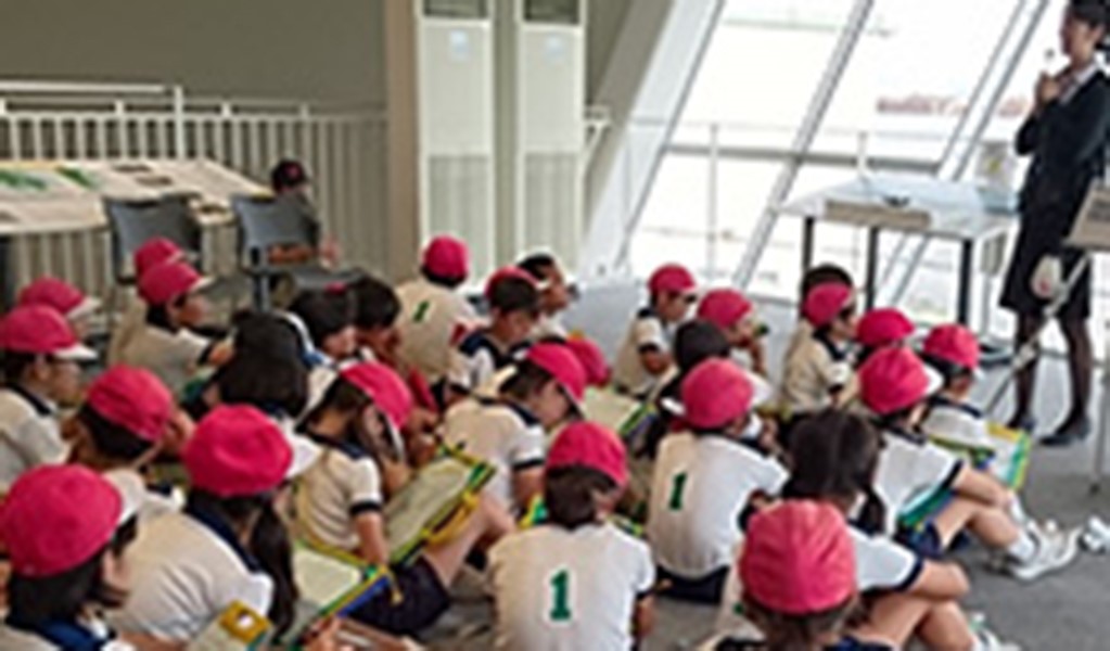 画像：鹿児島七ツ島ソーラー科学館を見学する子どもたち