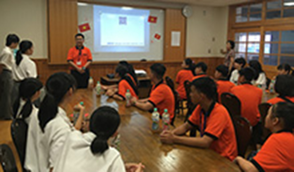 画像:日本の中学生と交流するベトナムの子どもたち