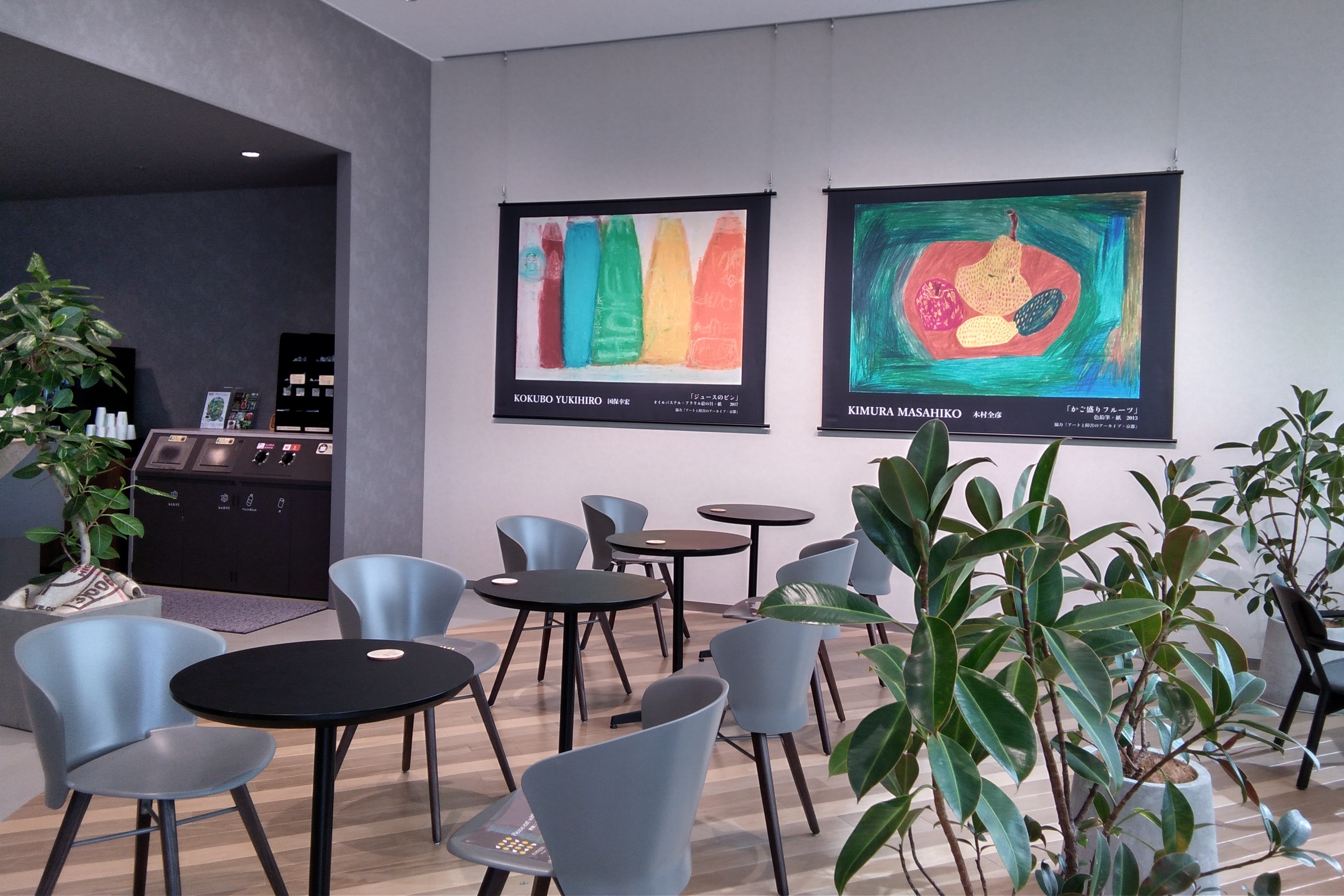 画像：京セラ本社 社員食堂内展示風景