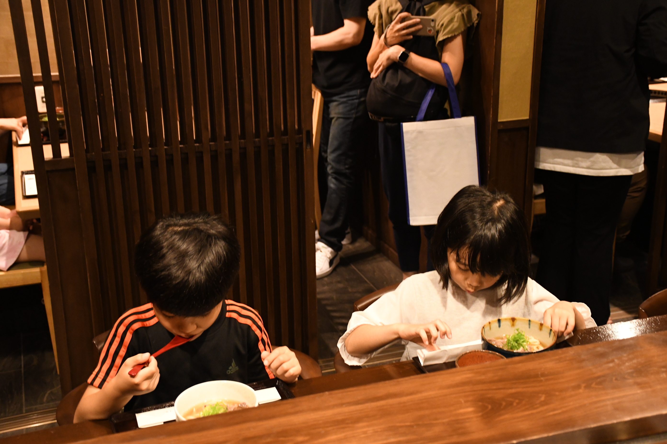 画像：こども京育食堂での飲食風景