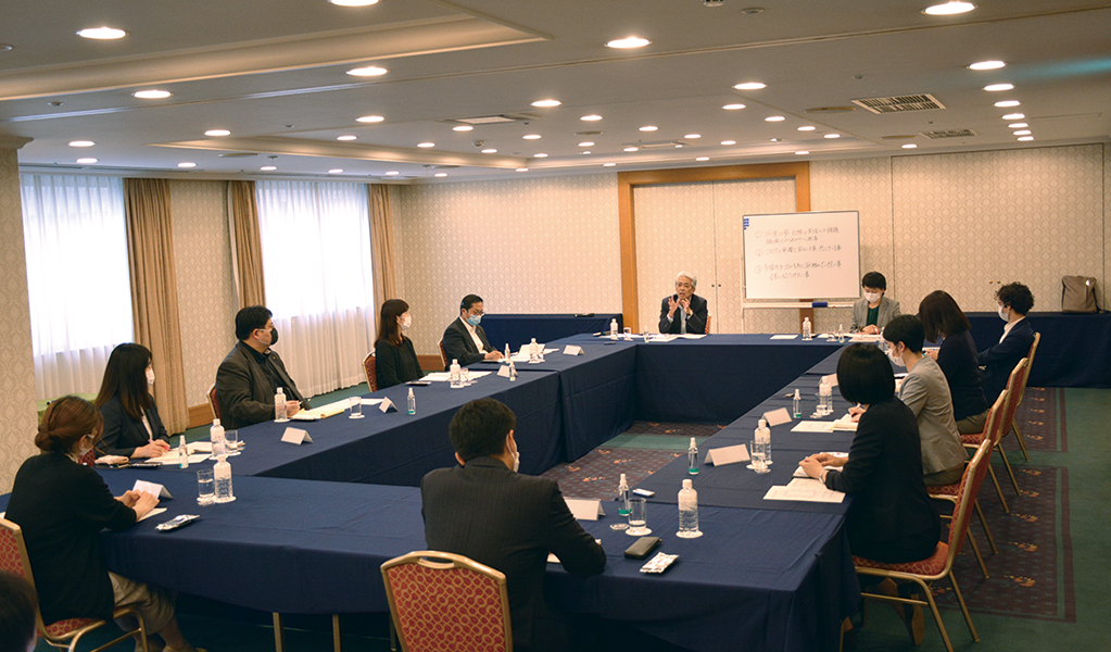 画像:会長と社員の座談会での様子