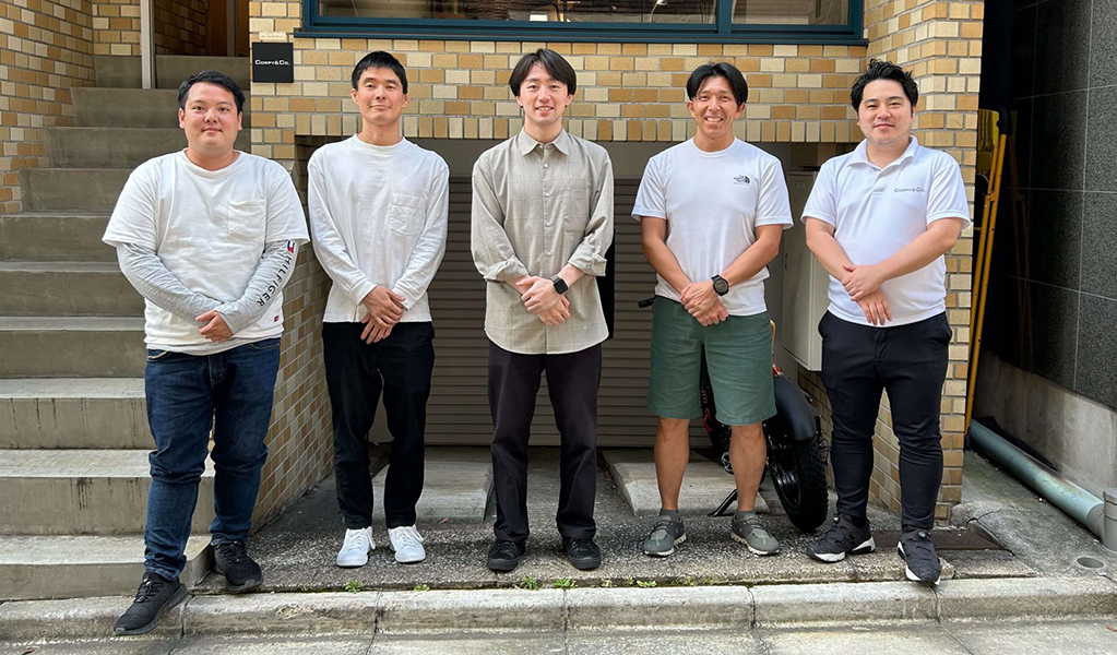 画像:派遣先企業での様子(写真中央が京セラ社員)